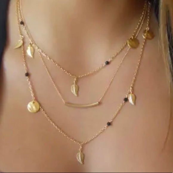 Gold leaves layer necklace - Picture 2 of 2